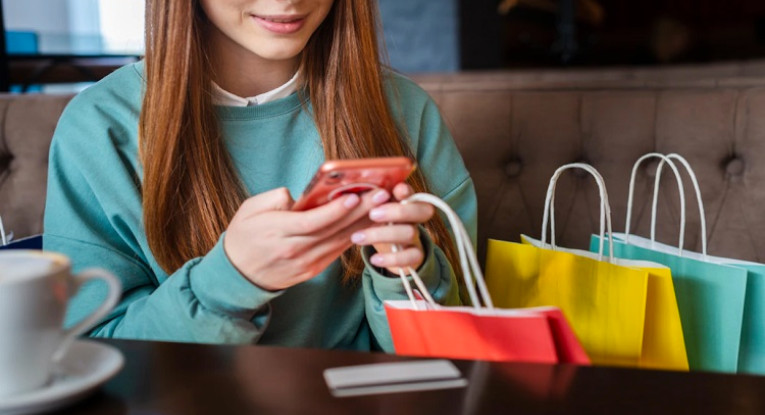 67 por cierto de los consumidores colombianos usan el móvil para realizar sus compras online